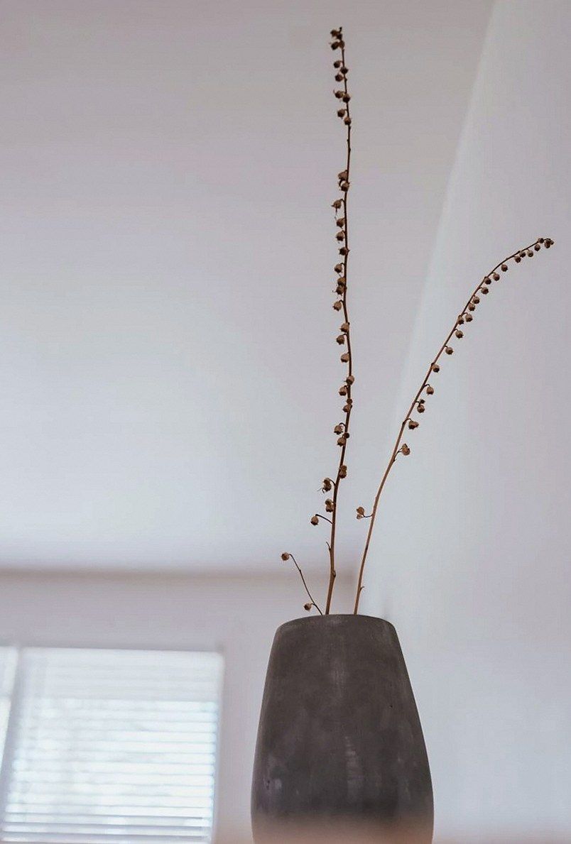 枝を生けた灰色の花器(イメージ写真)